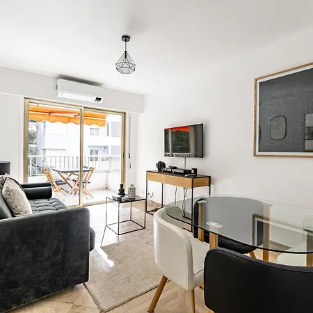 2 P Avec Terrasse Proche Martinez *